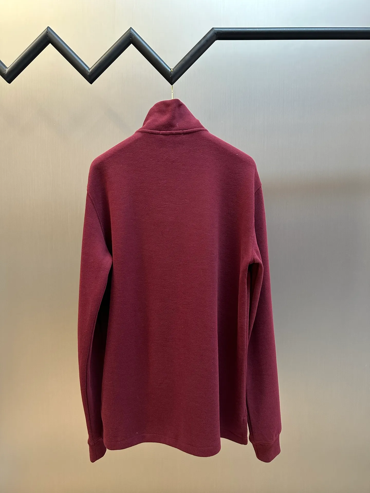 P390 Ralph Lauren colorful embroidered half turtleneck sweatshirt, custom-made with elegant fine cotton velvet feel, with low saturated brown-red as the base, and the exquisite colorful pony logo jumps into burgundy, making it highly recognizable. The design of the half zipper has been sublimated, and the leather pull tab of the zipper head has been aged, retaining slight rough edges.  Adopt imported machine embroidery technology, use advanced computer control system and precision mechanical components to realize pony logo embroidery work size: s m l xl